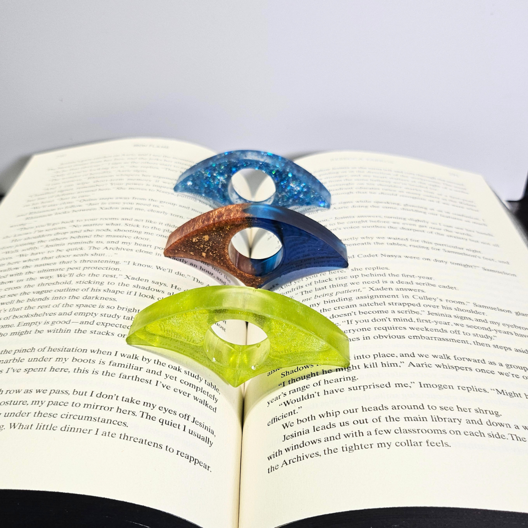 "the blade" book thumb page holder